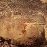 Su di esso si affacciano altri piccoli vani ciechi segnati da archi scavati nella roccia che poggiano su mezzi pilastri quadrangolari